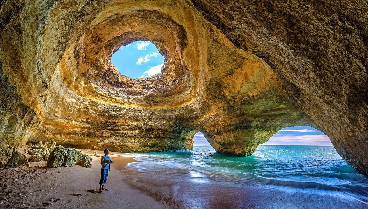 Gruta marinha com claraboia natural aberta sobre o areal