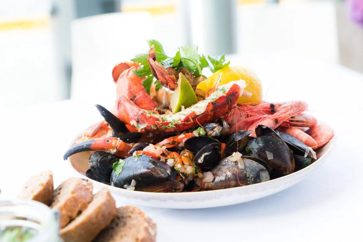 Prato de peixe grelhado servido à mesa