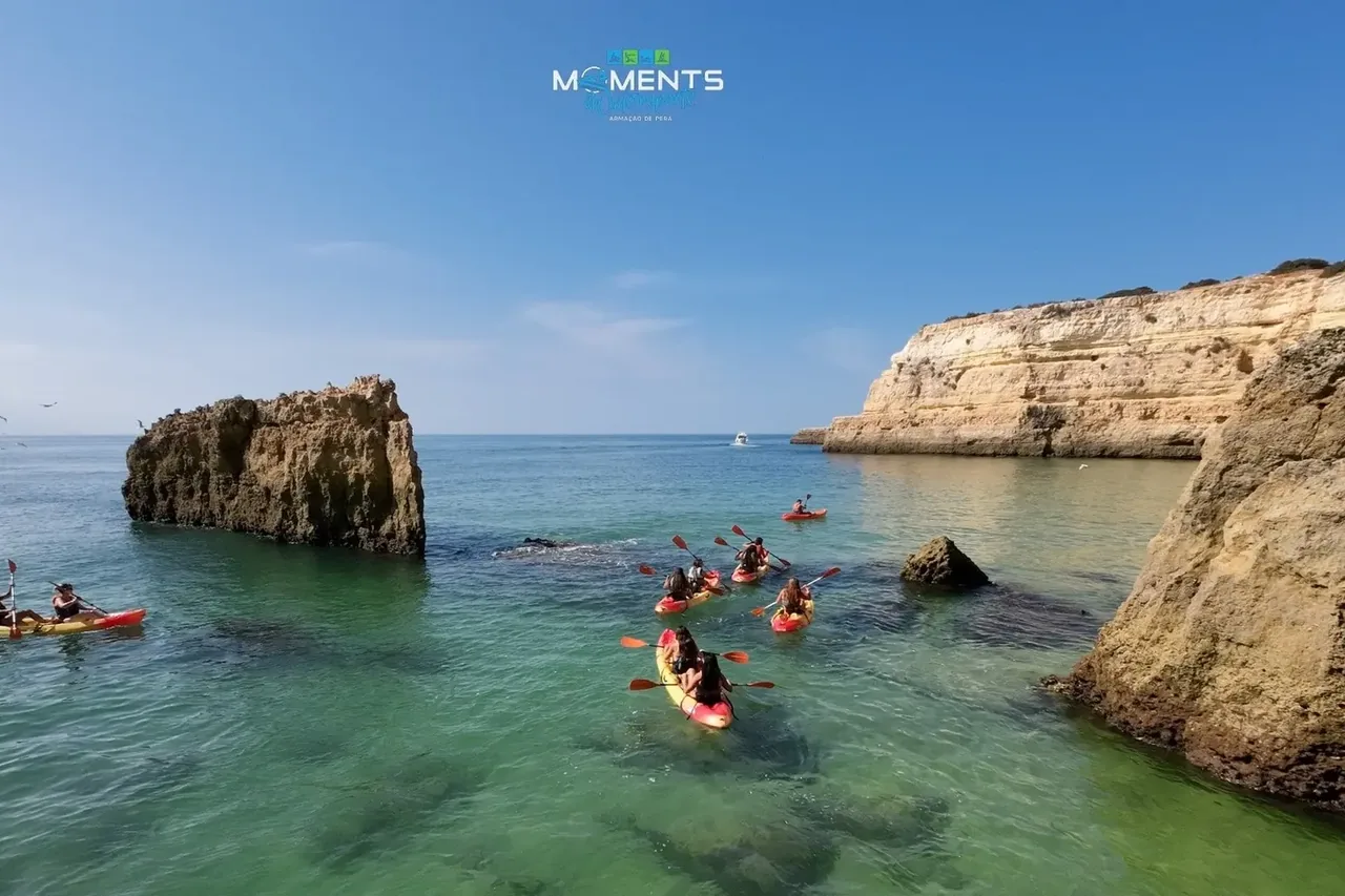 Caiaques da Moments Watersports junto às falésias de Armação de Pêra