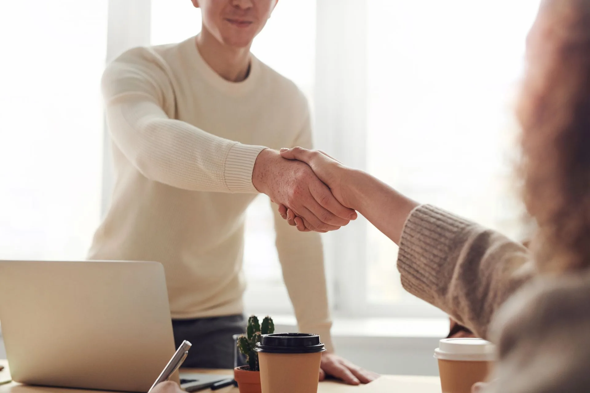 Aperto de mão numa reunião de consultoria